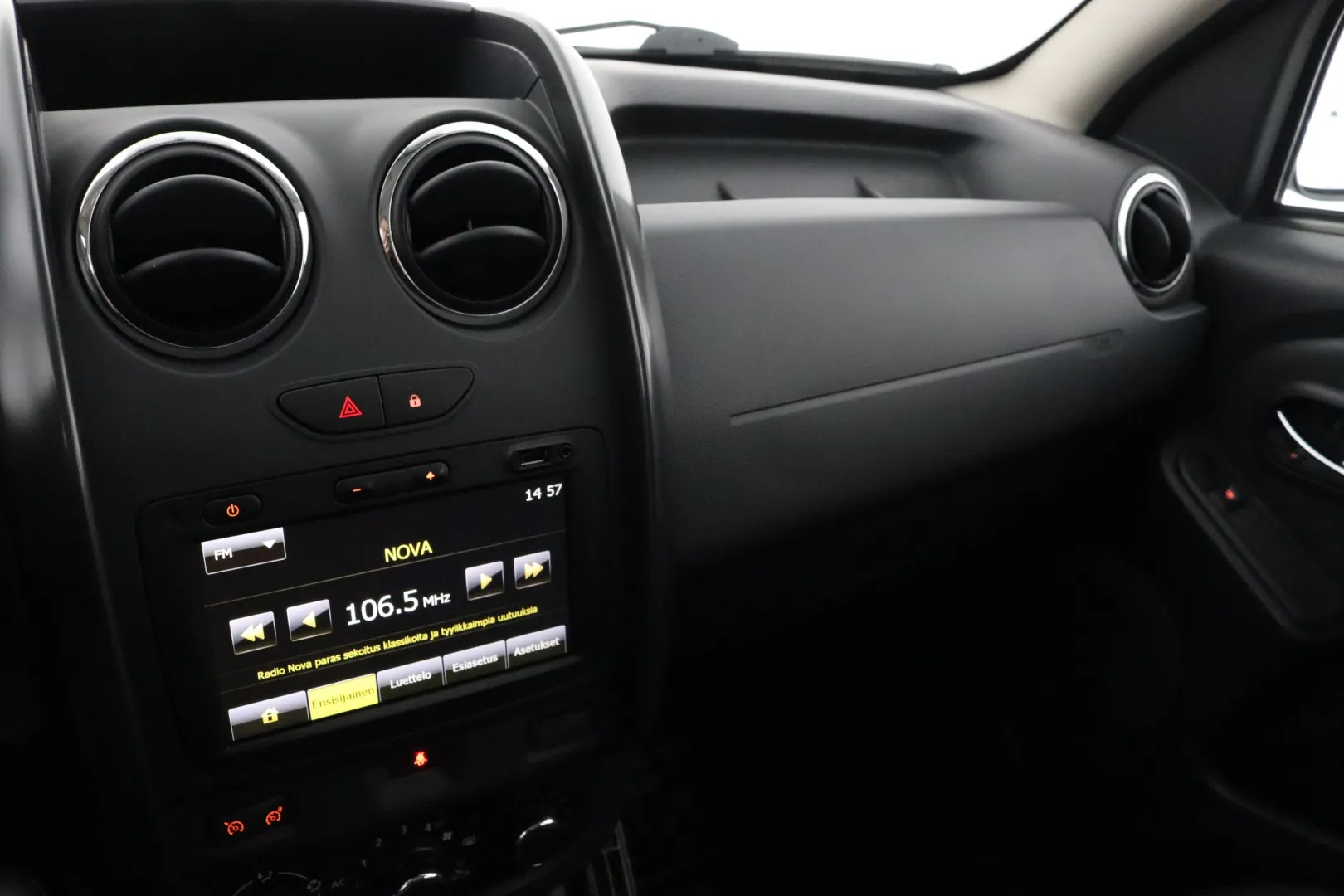 DACIA Duster FLH-741 carousel image