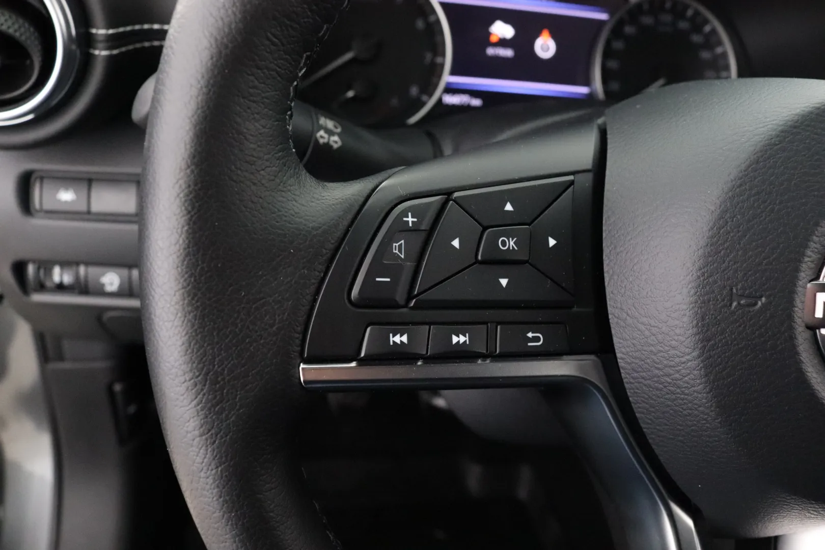 NISSAN Juke EVH-465 carousel image