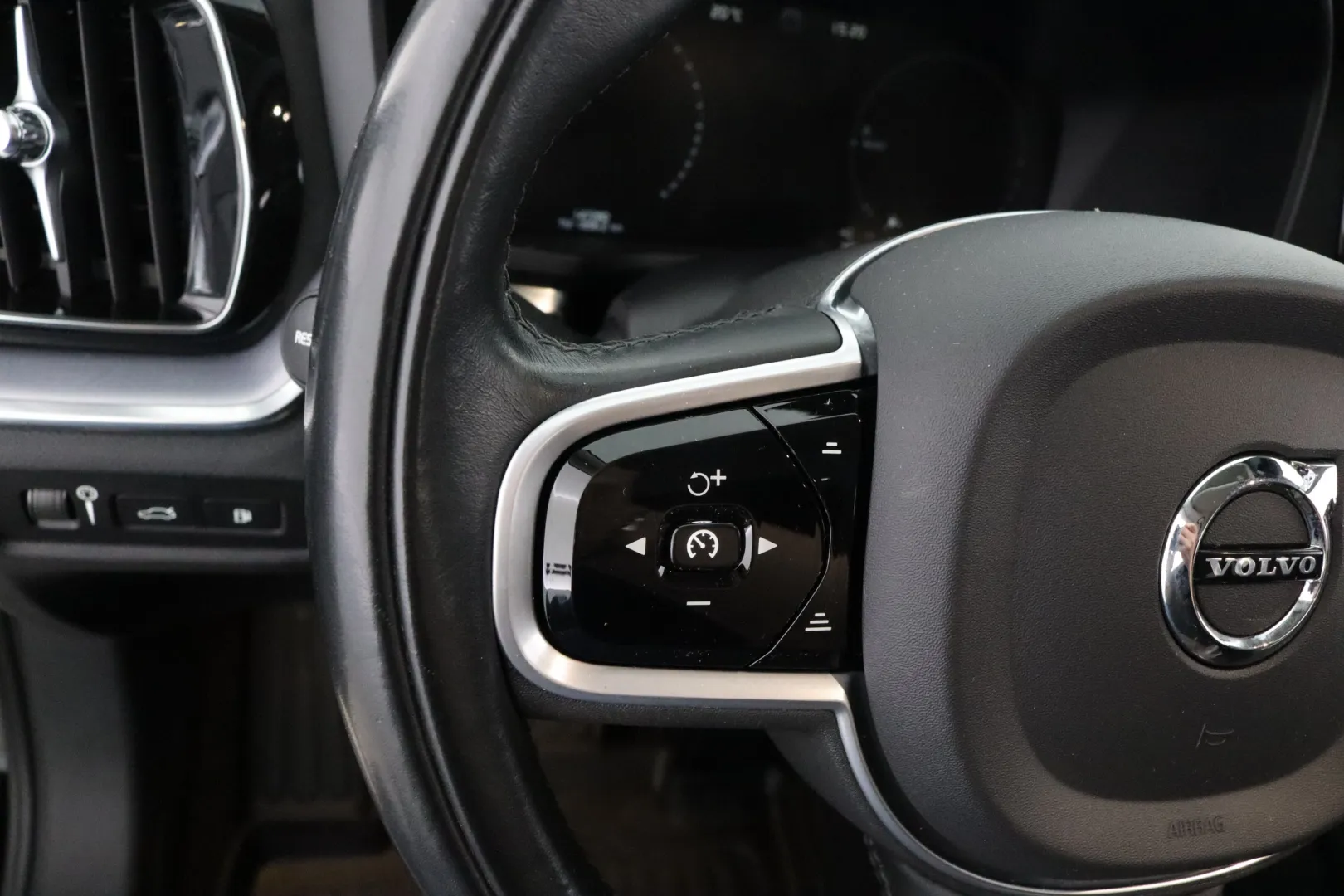 VOLVO V60 EUE-107 carousel image