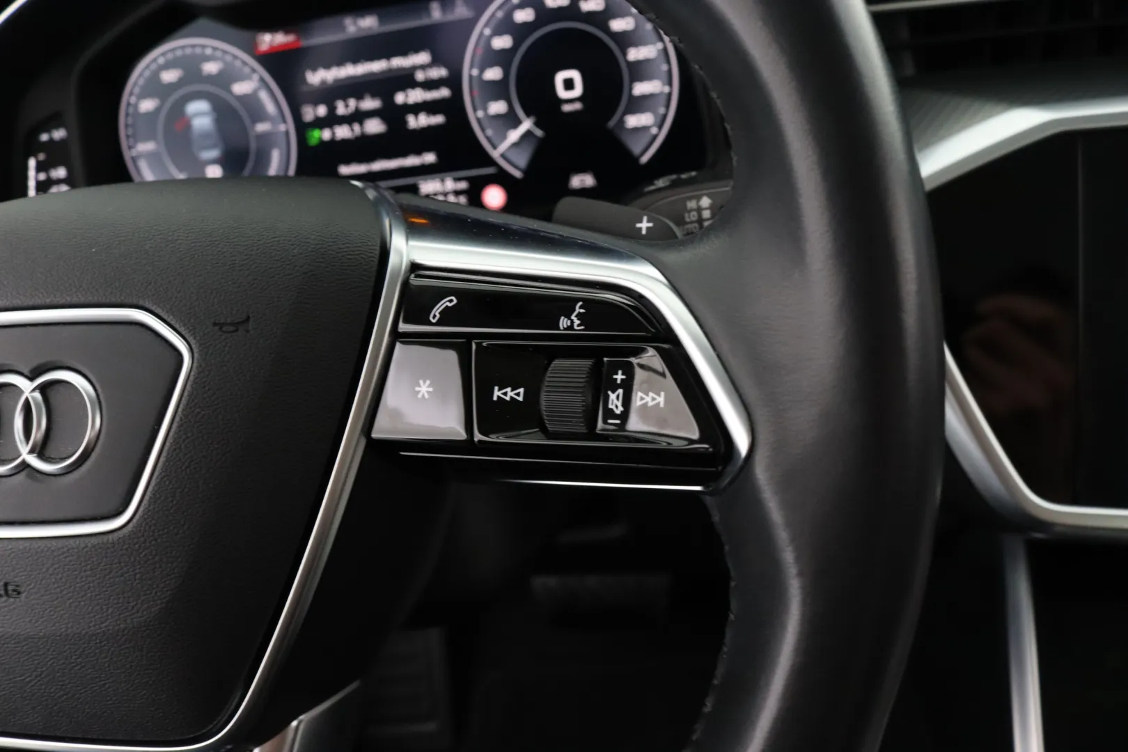 Audi A6 YKJ-118 carousel image