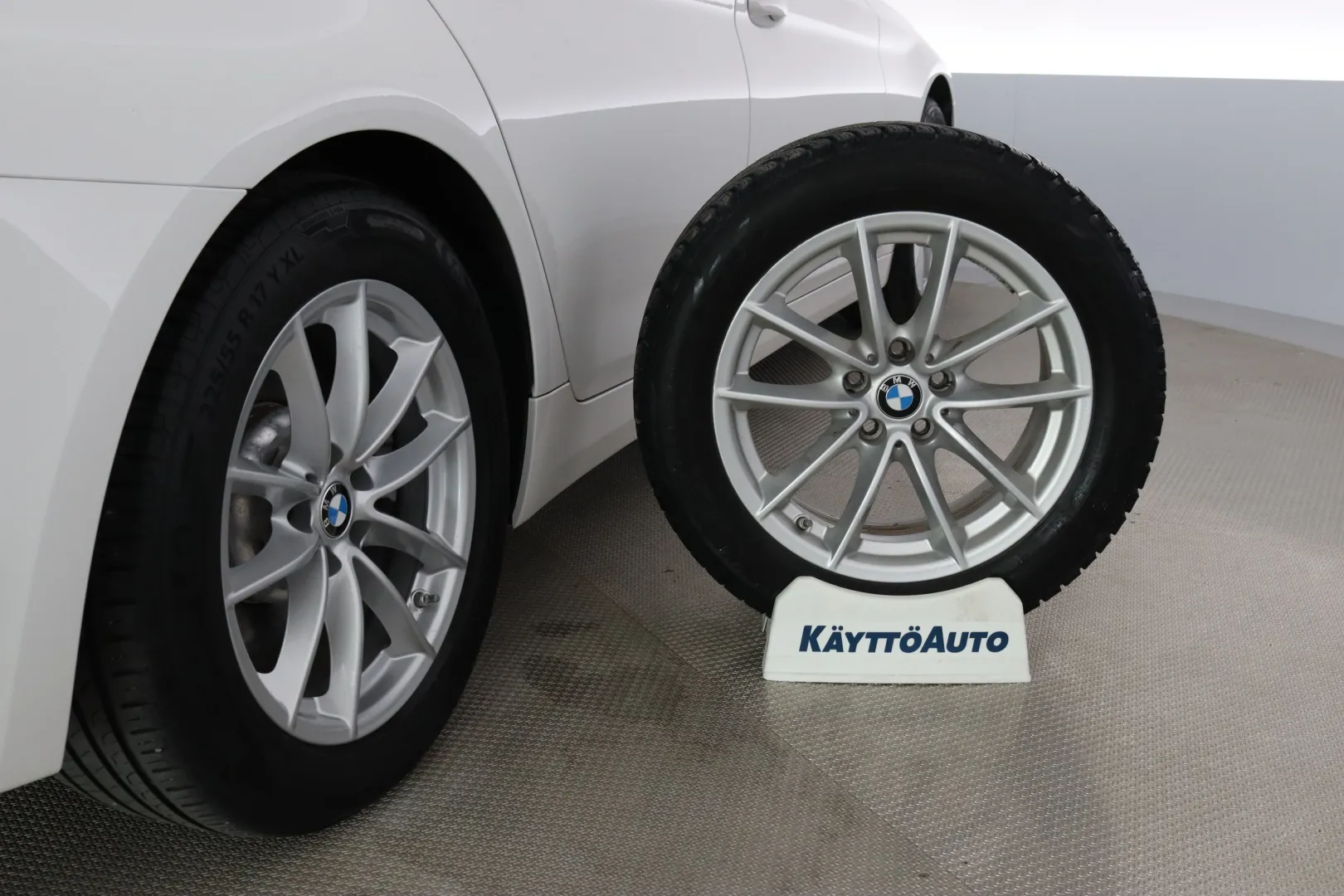 BMW 530 YLO-379 carousel image