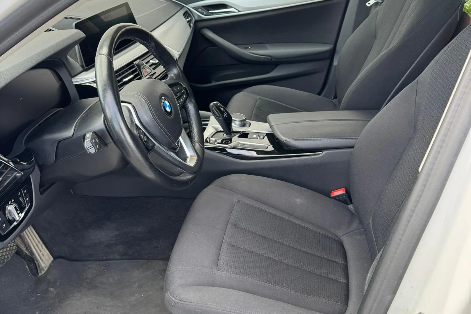 BMW 530 YLO-379 carousel image