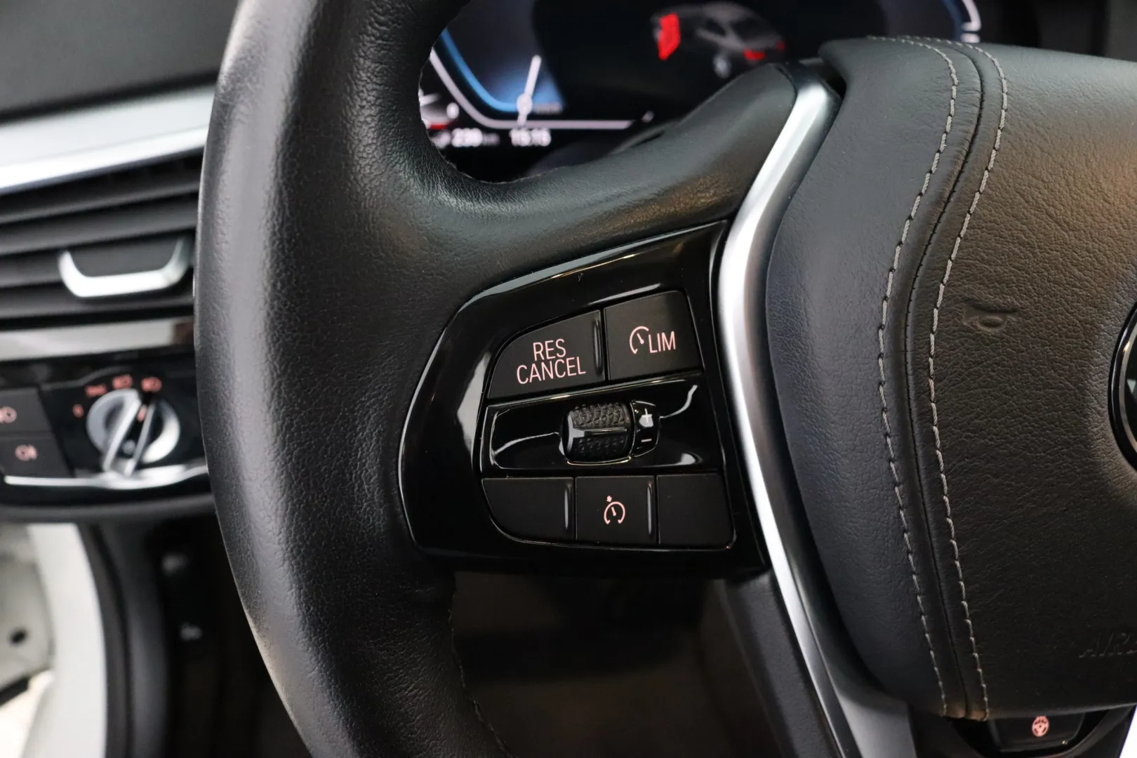 BMW 530 YLO-379 carousel image