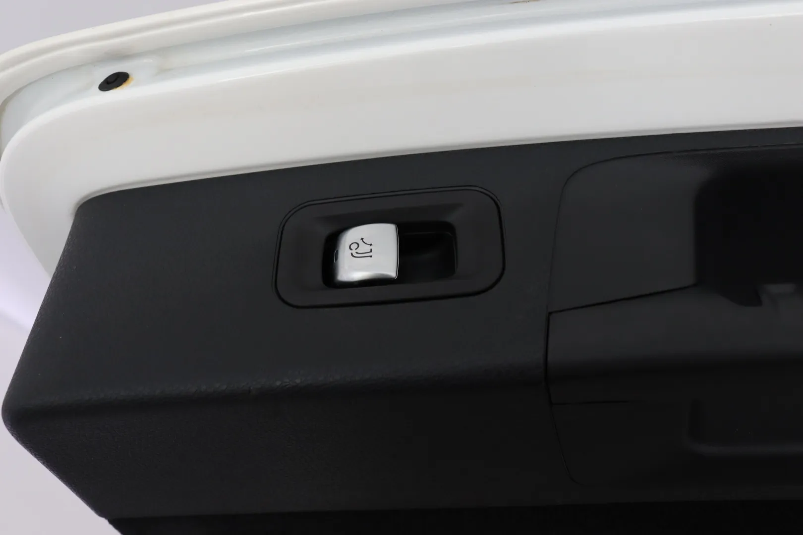 MERCEDES-BENZ E OVR-606 carousel image
