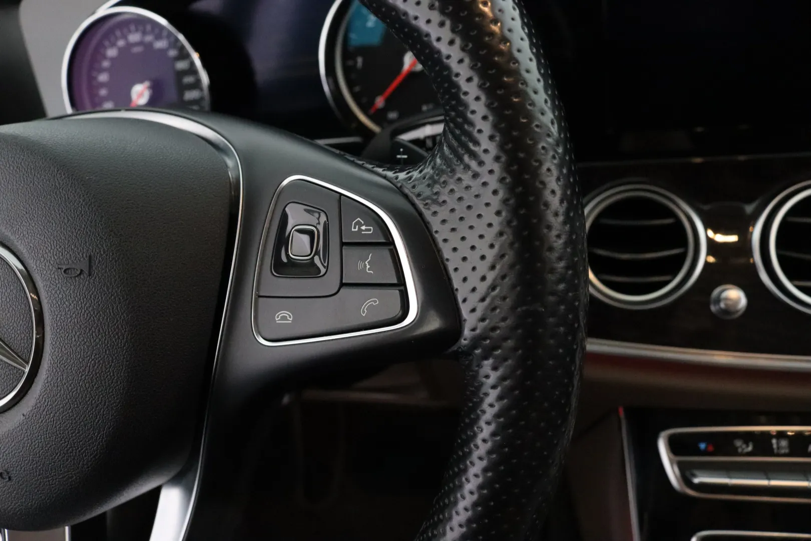 MERCEDES-BENZ E OVR-606 carousel image