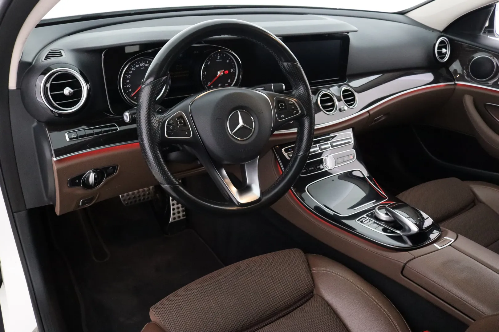 MERCEDES-BENZ E OVR-606 carousel image