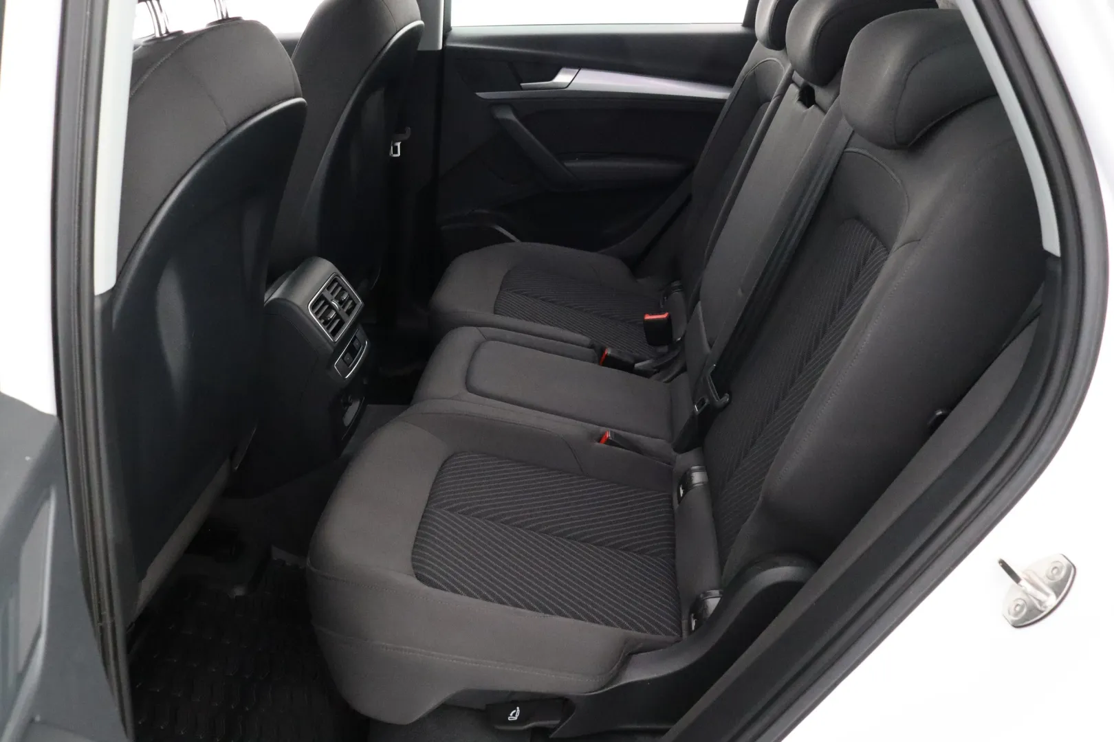 AUDI Q5 LOH-104 carousel image