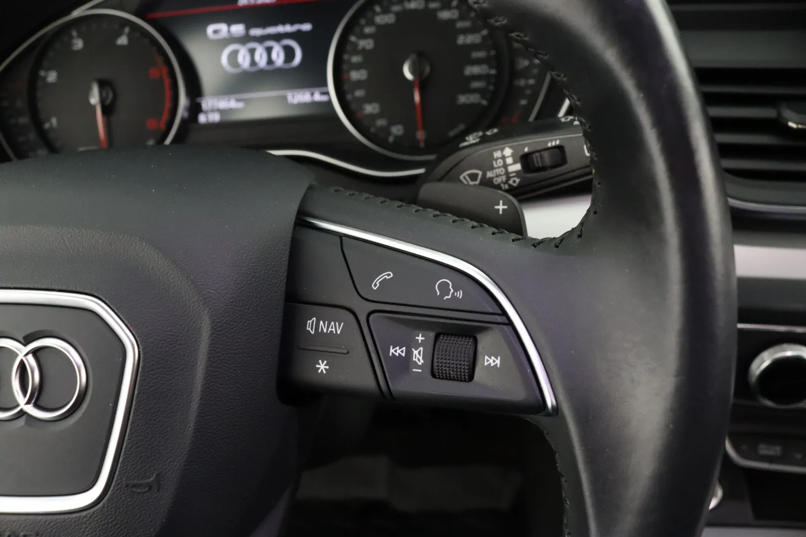 AUDI Q5 LOH-104 carousel image