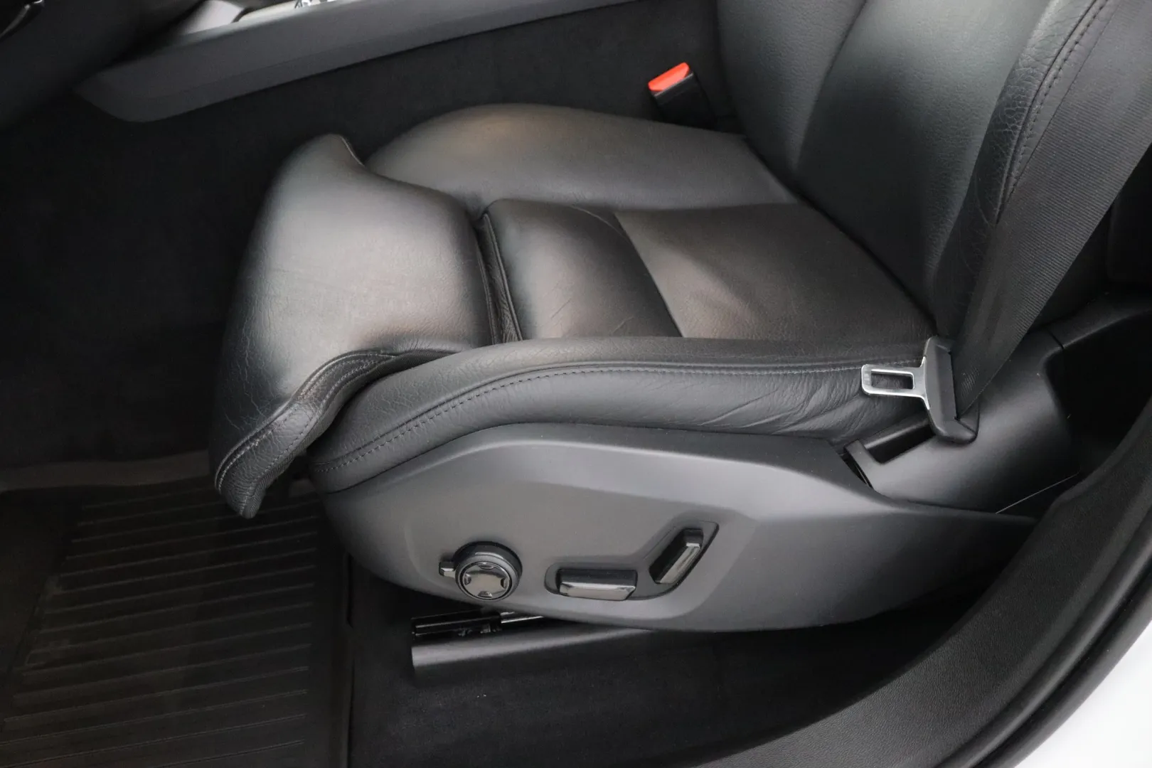 VOLVO XC60 OZL-915 carousel image
