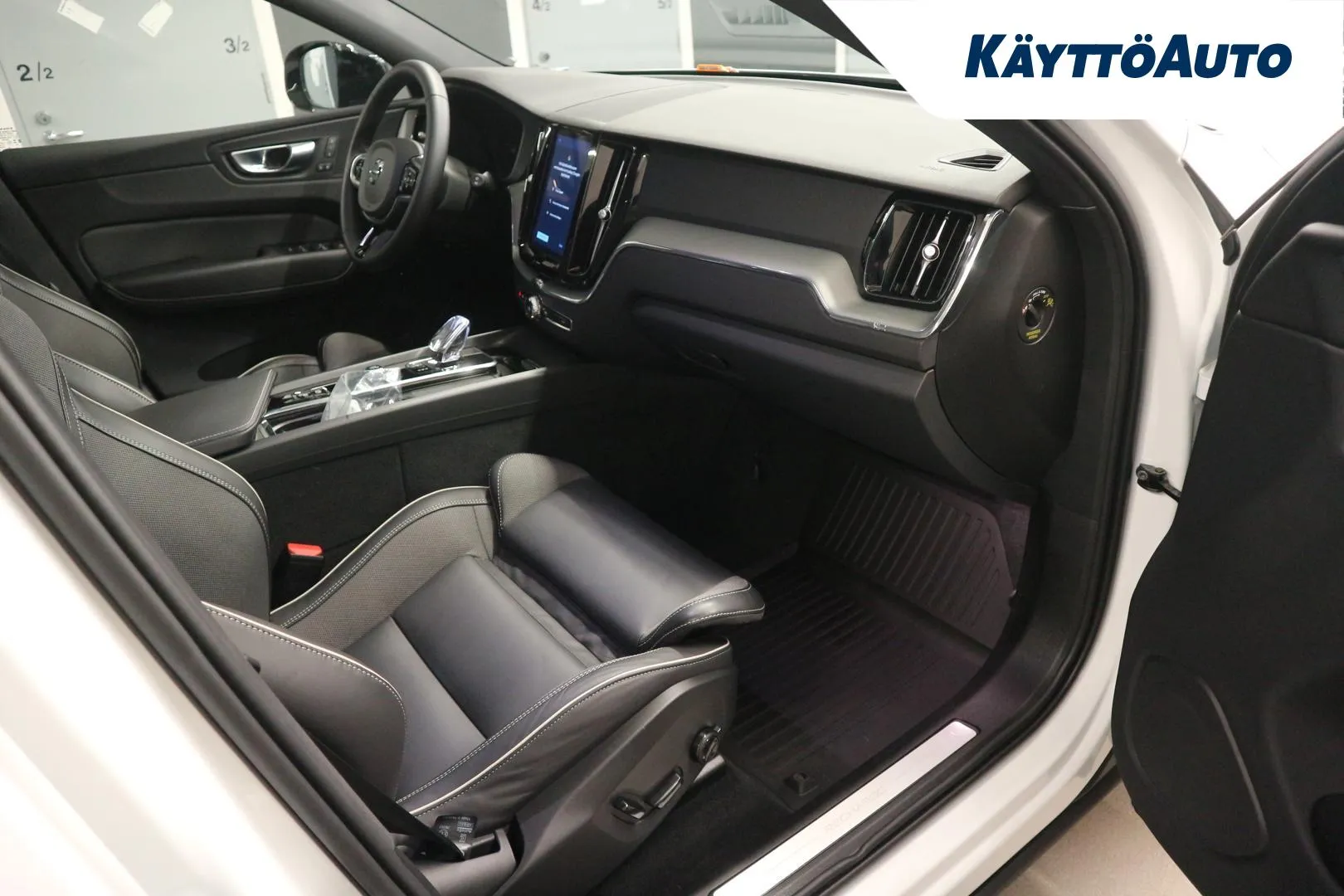 VOLVO XC60 LRN-384 carousel image