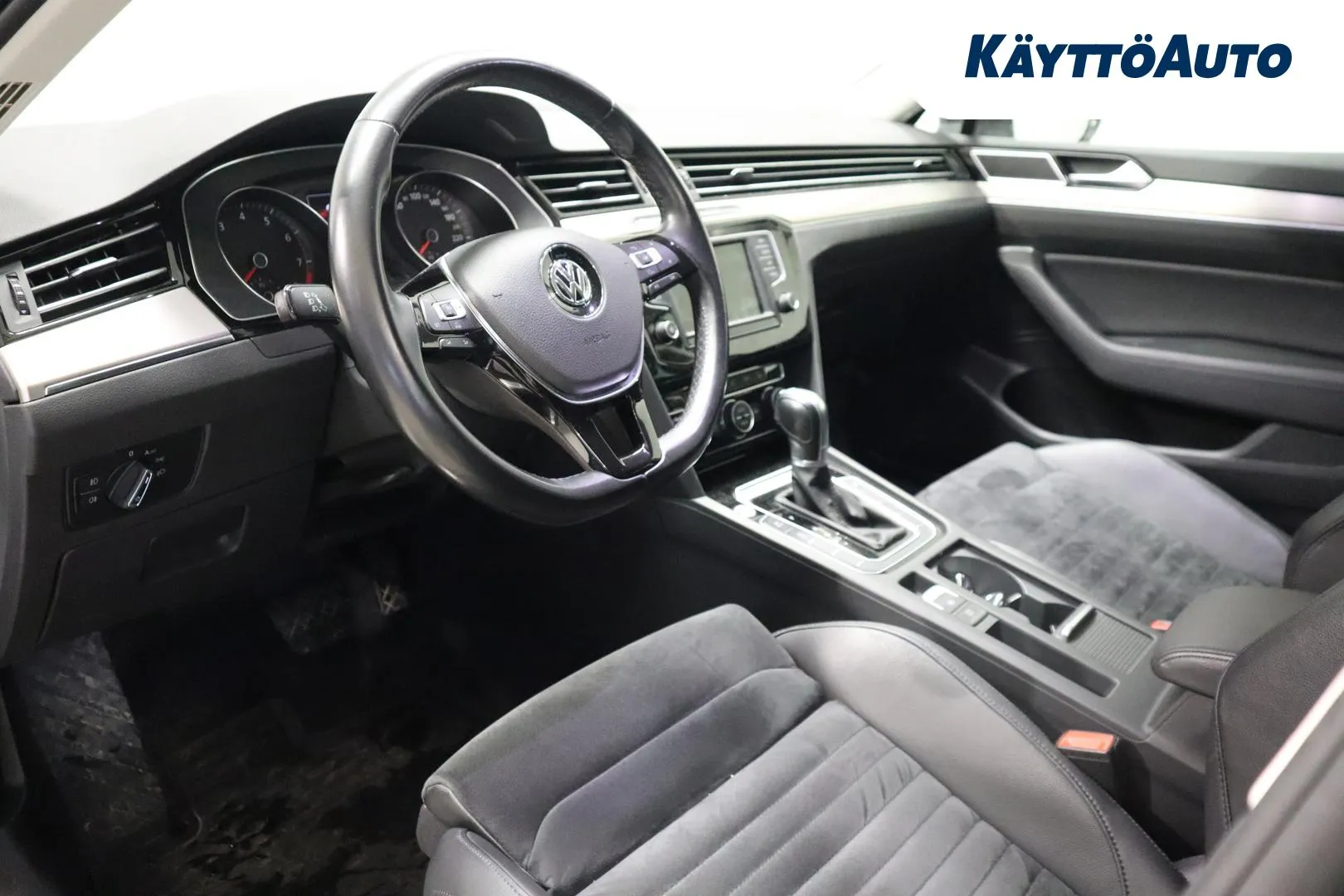 Volkswagen Passat LNV-521 carousel image