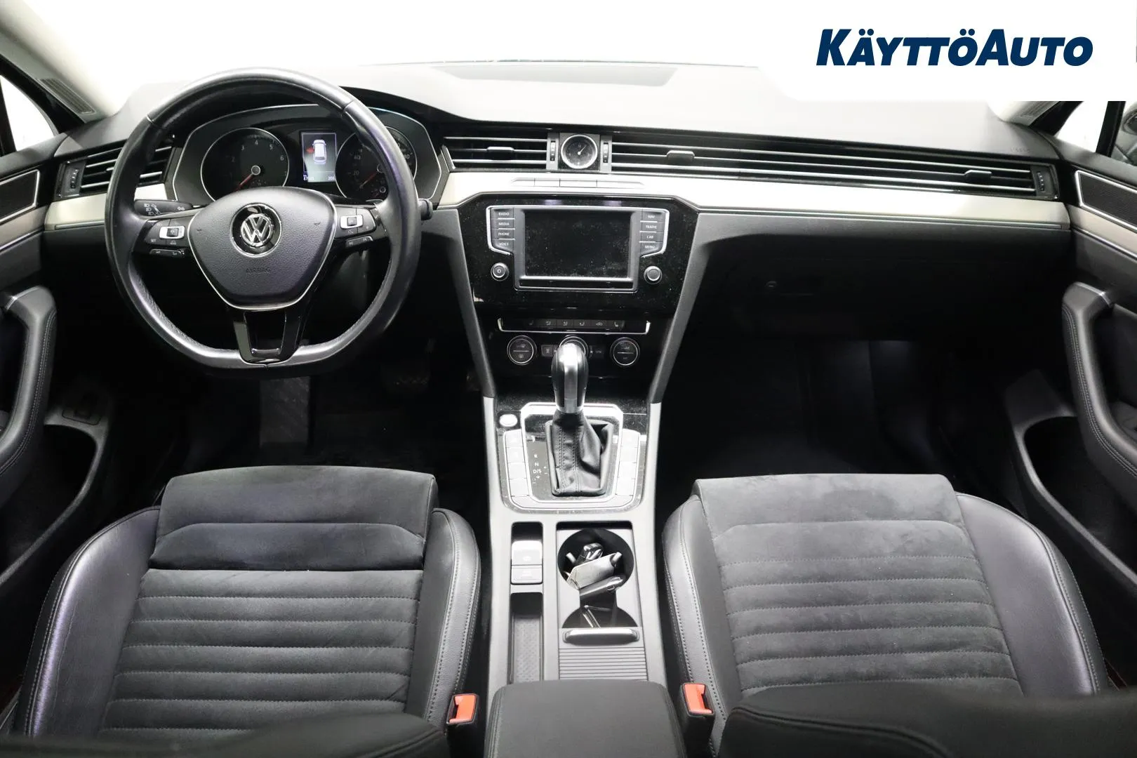 Volkswagen Passat LNV-521 carousel image