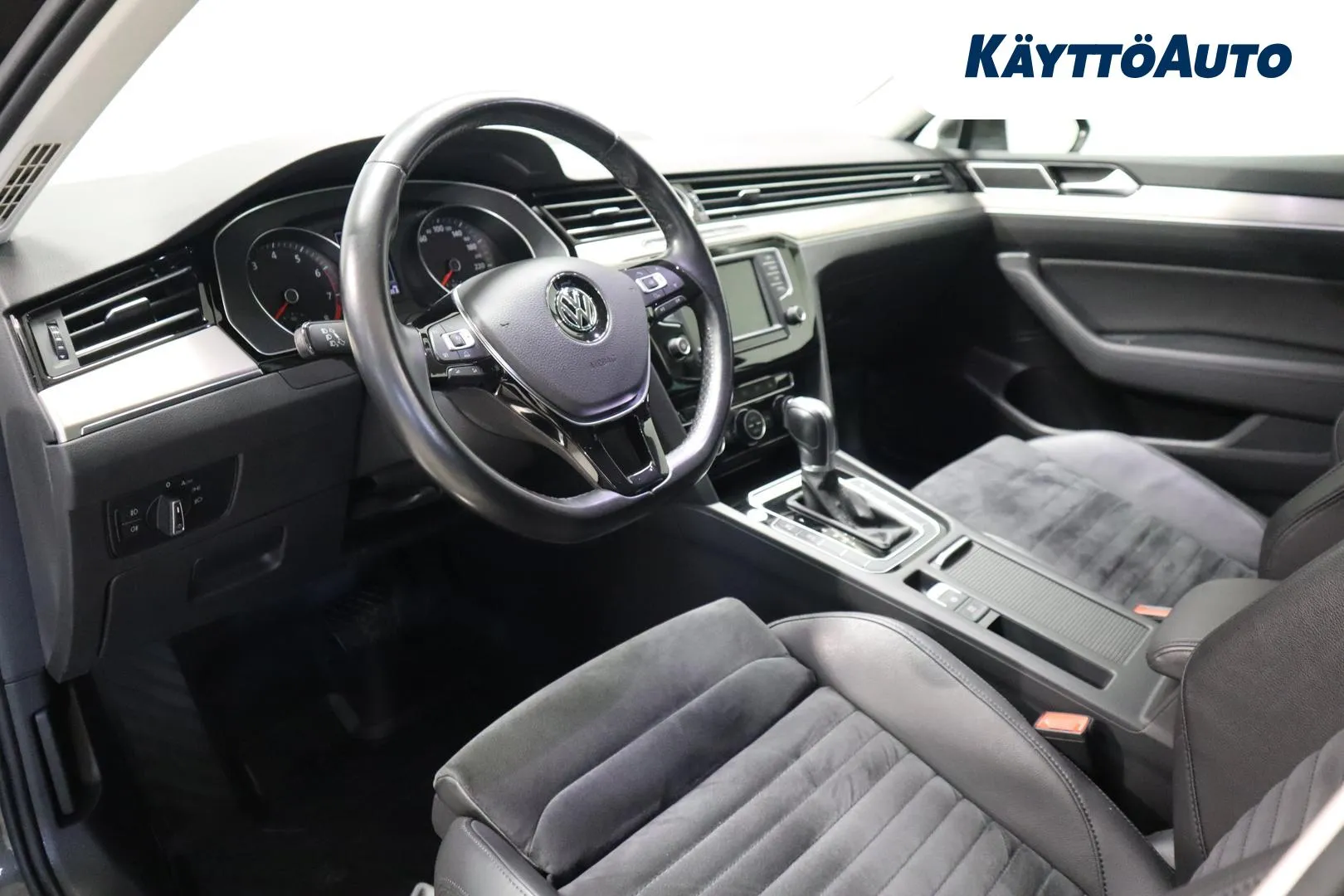 VOLKSWAGEN Passat LNV-521 carousel image