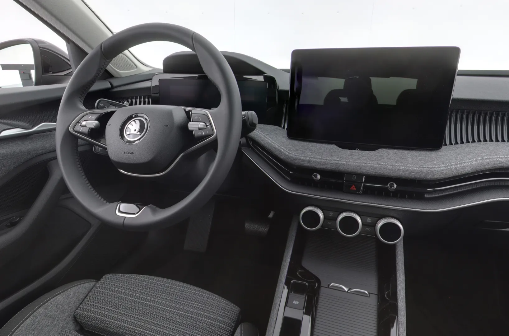 Skoda Superb IRT-897 carousel image