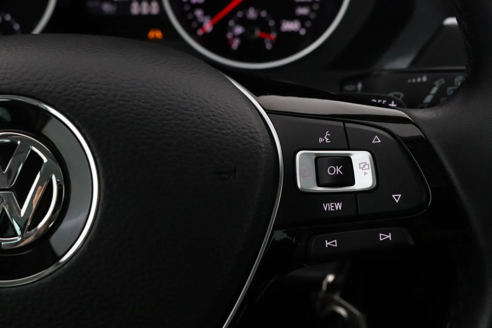 VOLKSWAGEN Tiguan BVO-341 carousel image
