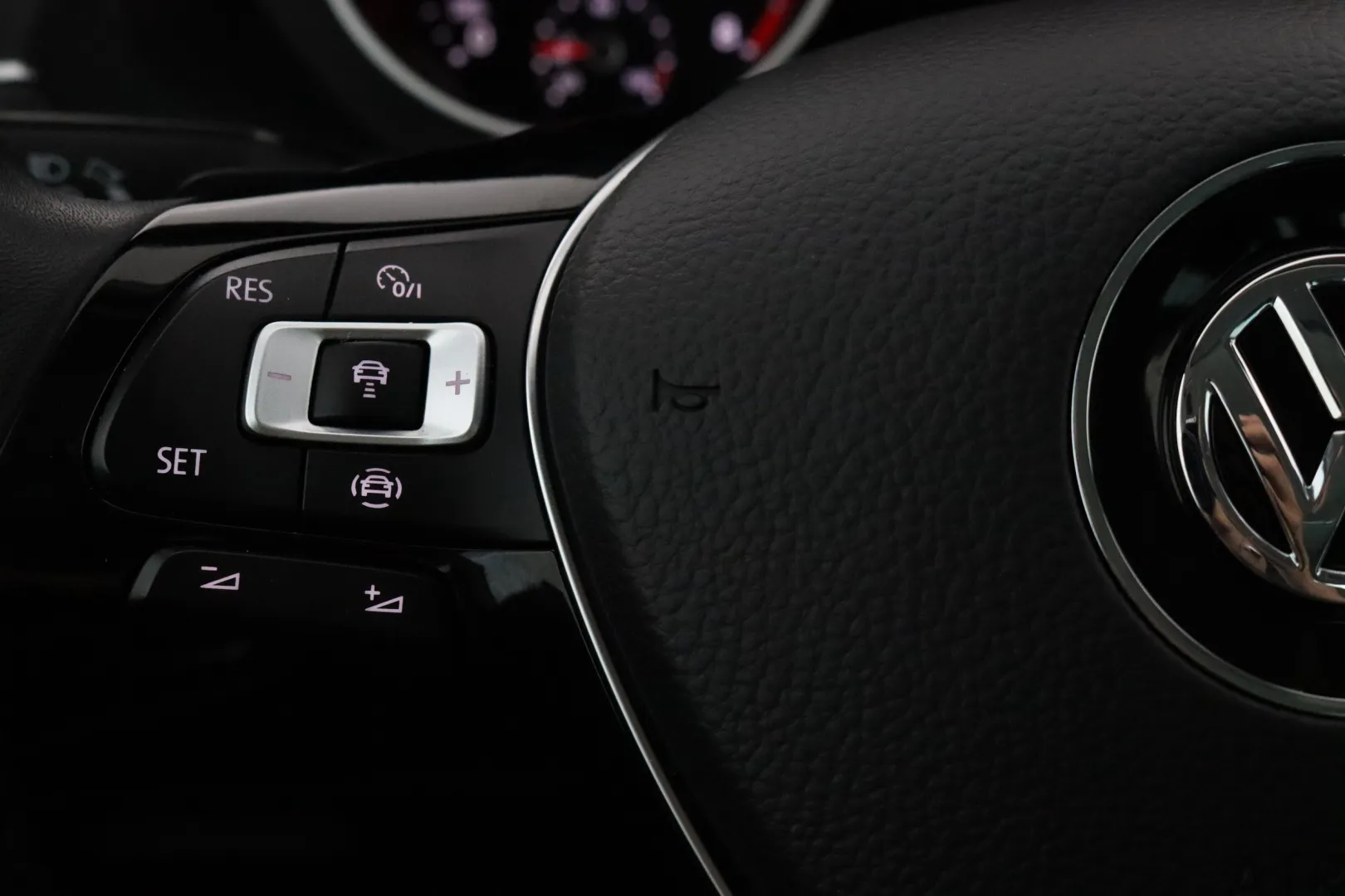 VOLKSWAGEN Tiguan BVO-341 carousel image