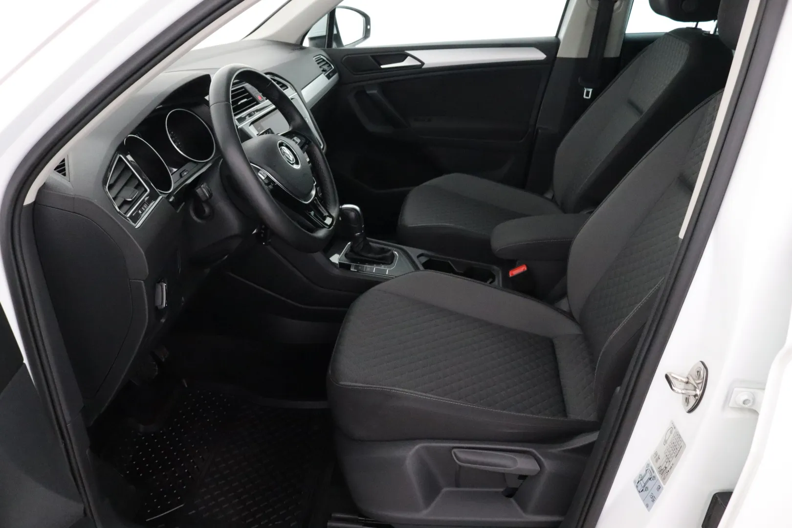 VOLKSWAGEN Tiguan BVO-341 carousel image