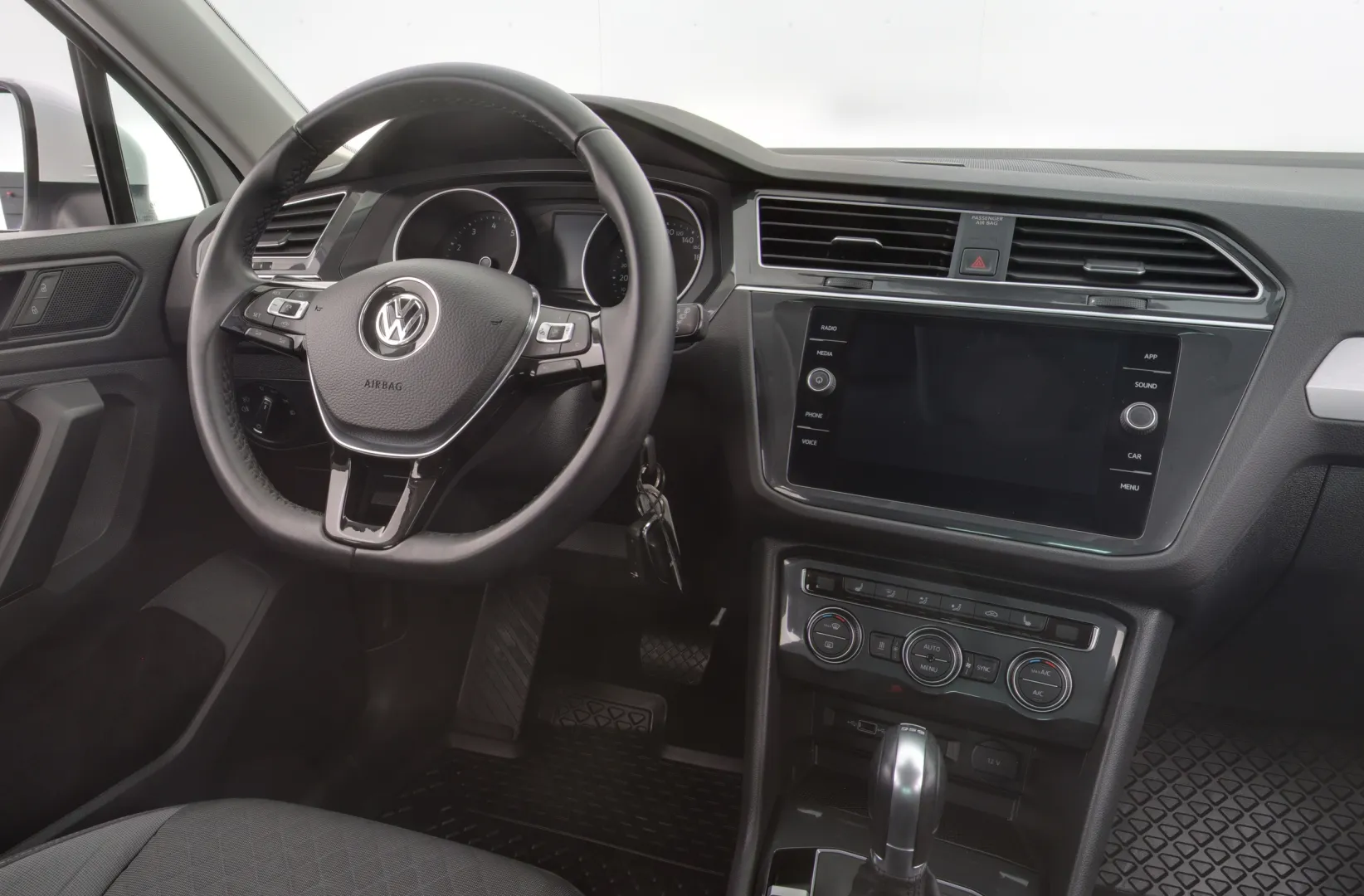 VOLKSWAGEN Tiguan BVO-341 carousel image