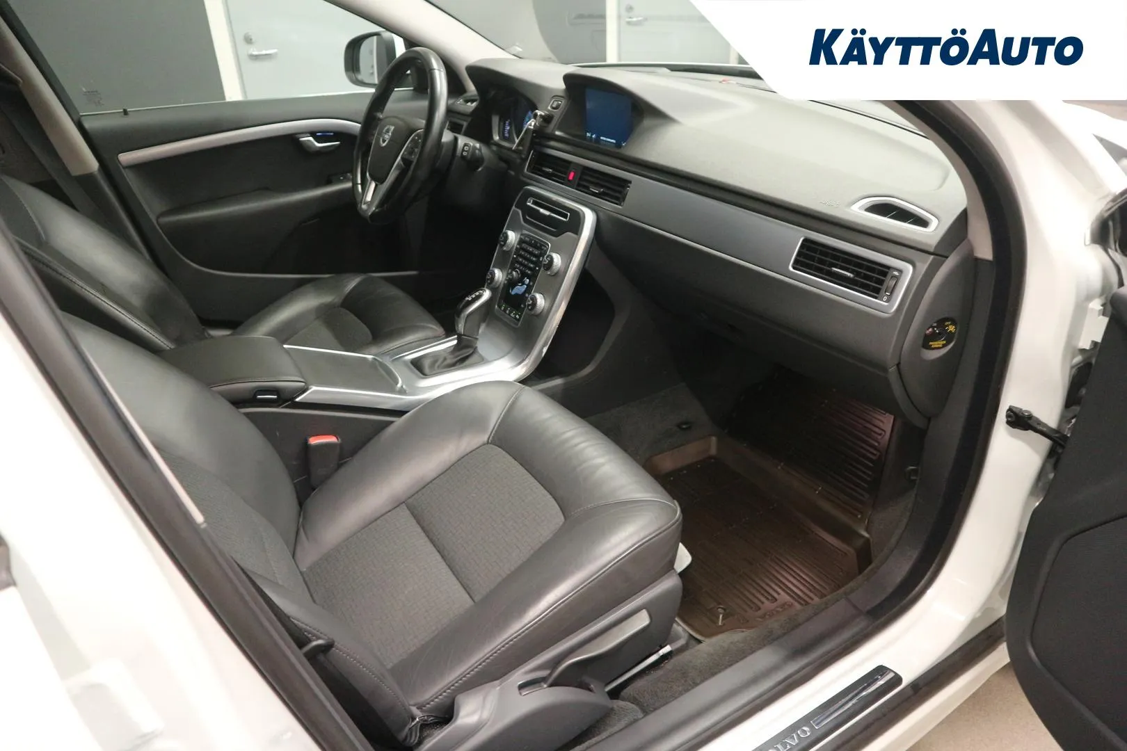 VOLVO V70 GZY-578 carousel image