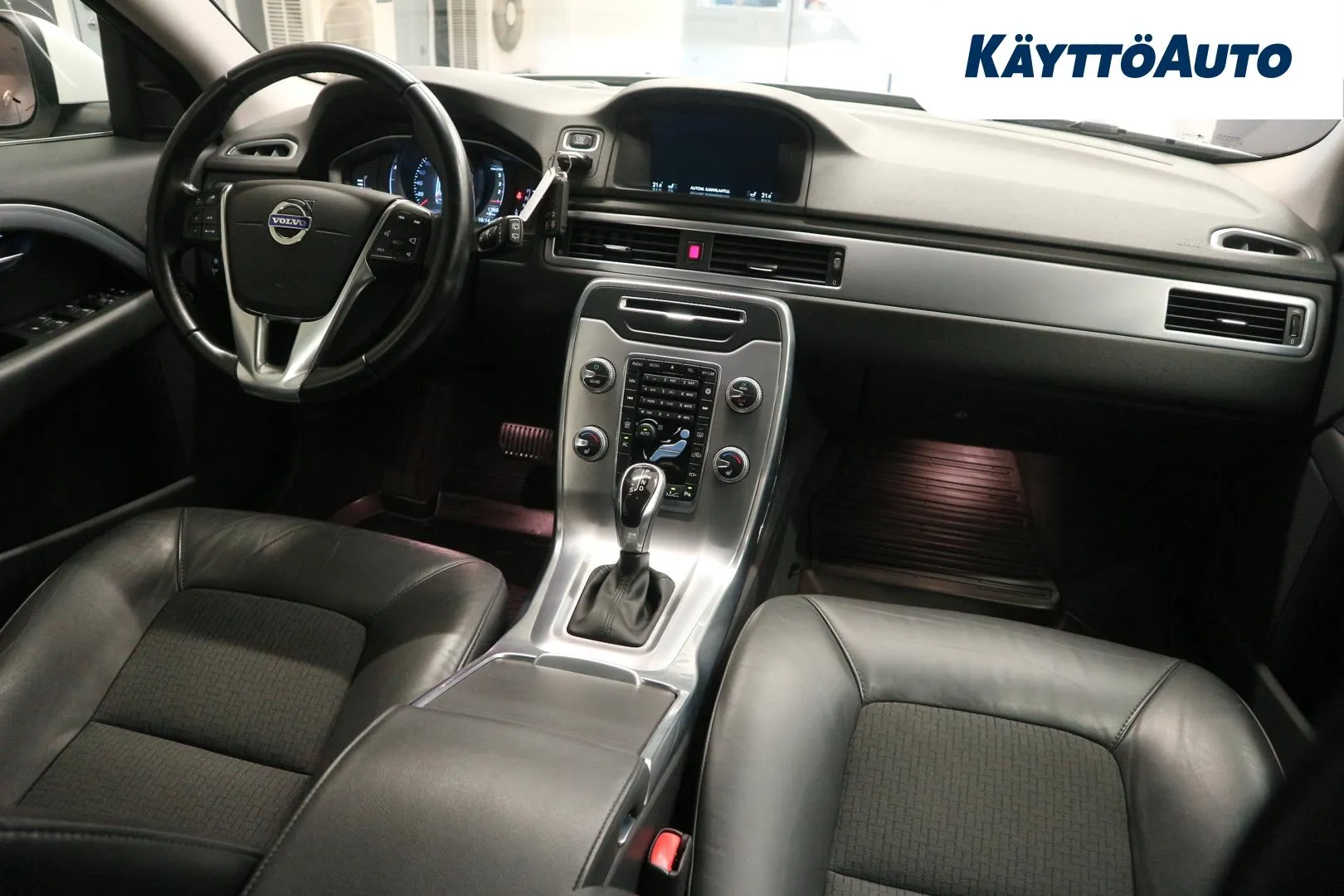 VOLVO V70 GZY-578 carousel image