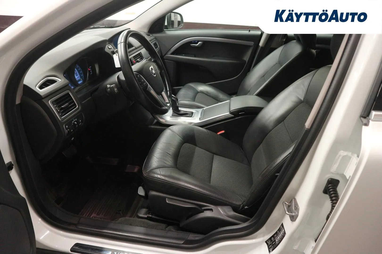 VOLVO V70 GZY-578 carousel image