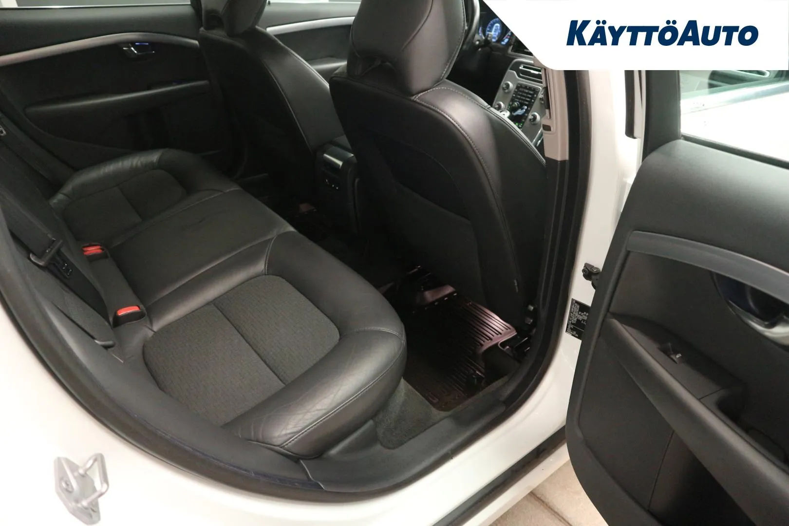 VOLVO V70 GZY-578 carousel image