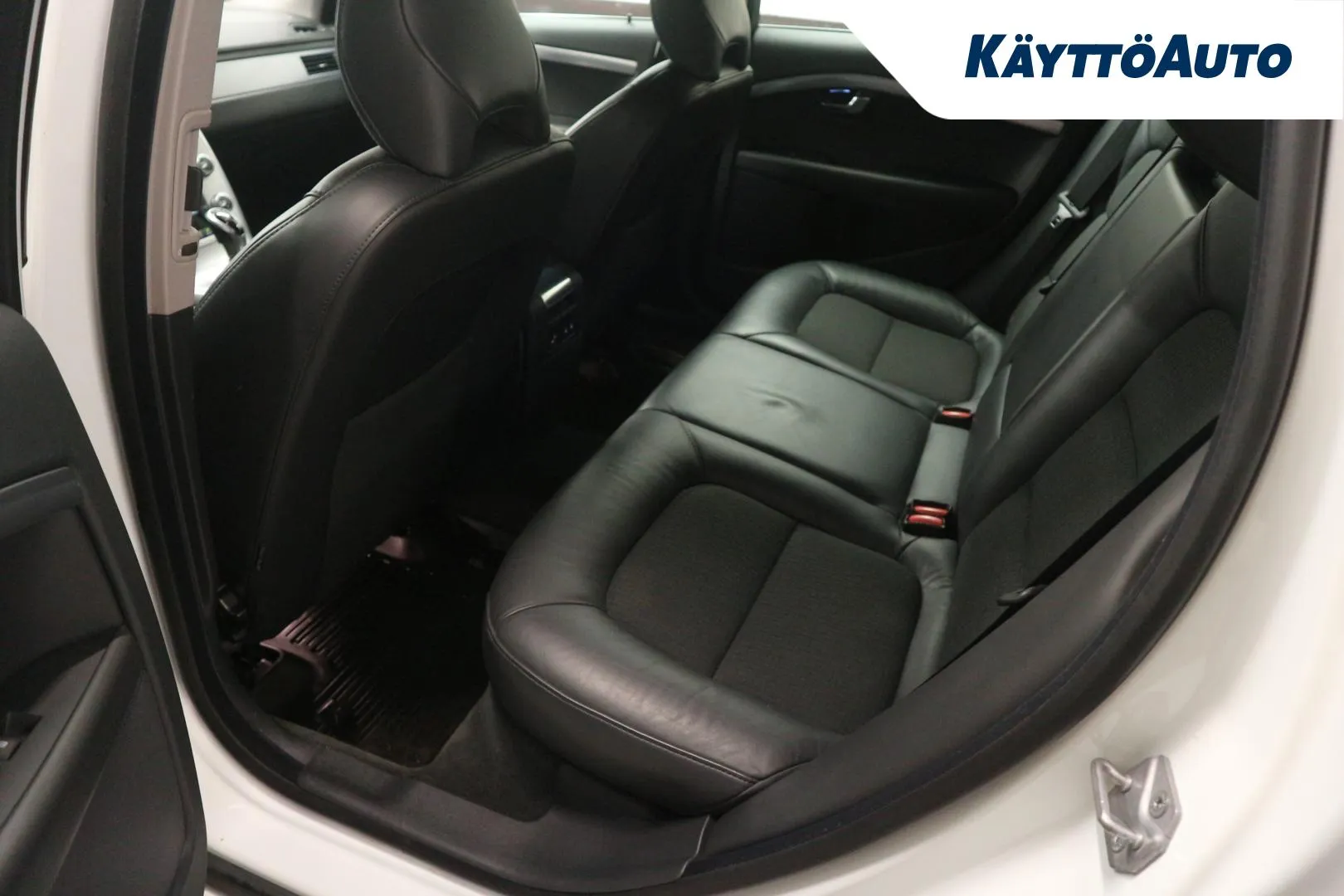 VOLVO V70 GZY-578 carousel image