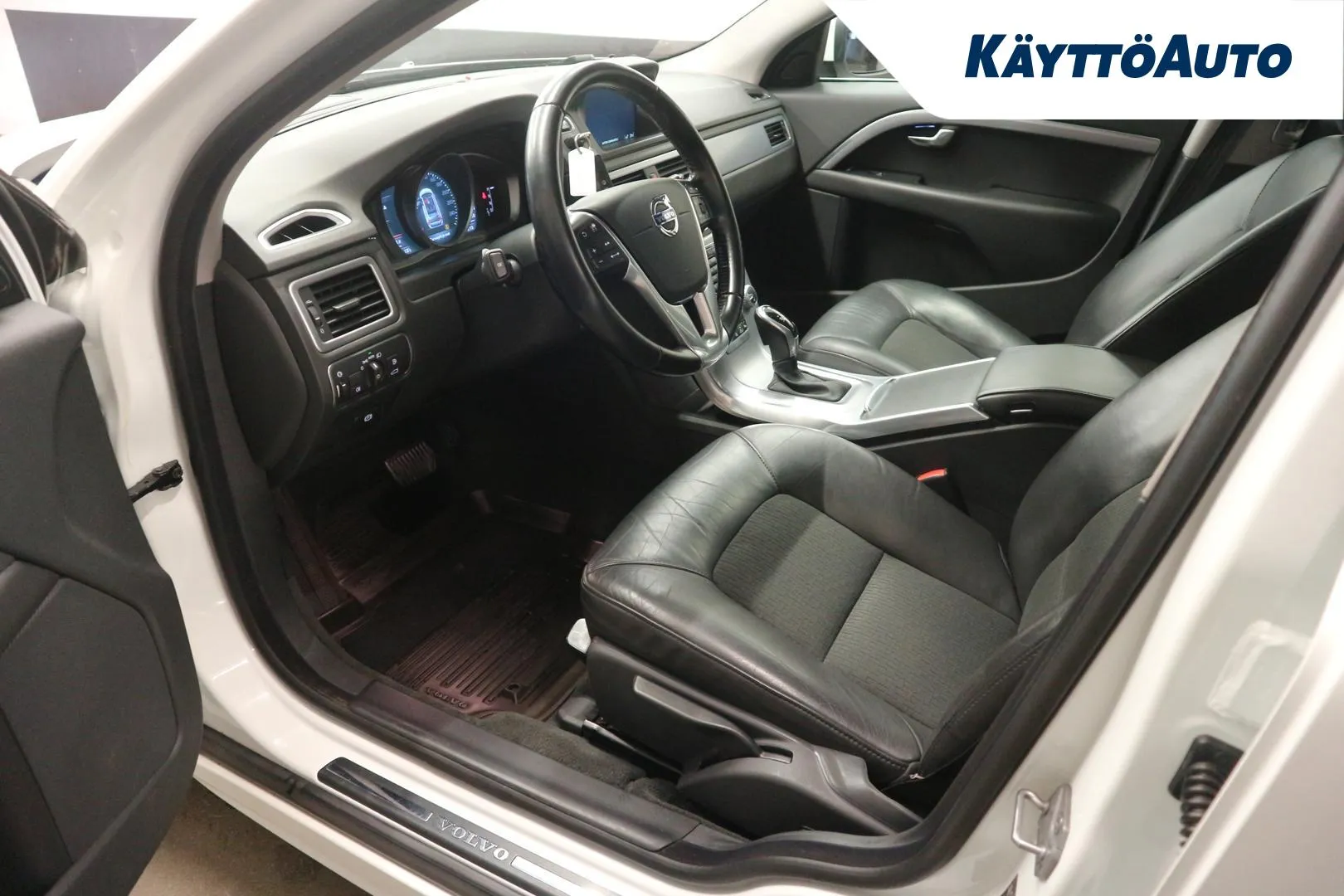 VOLVO V70 GZY-578 carousel image
