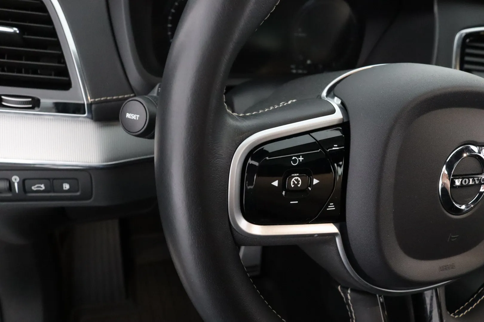 Volvo XC90 GOC-912 carousel image