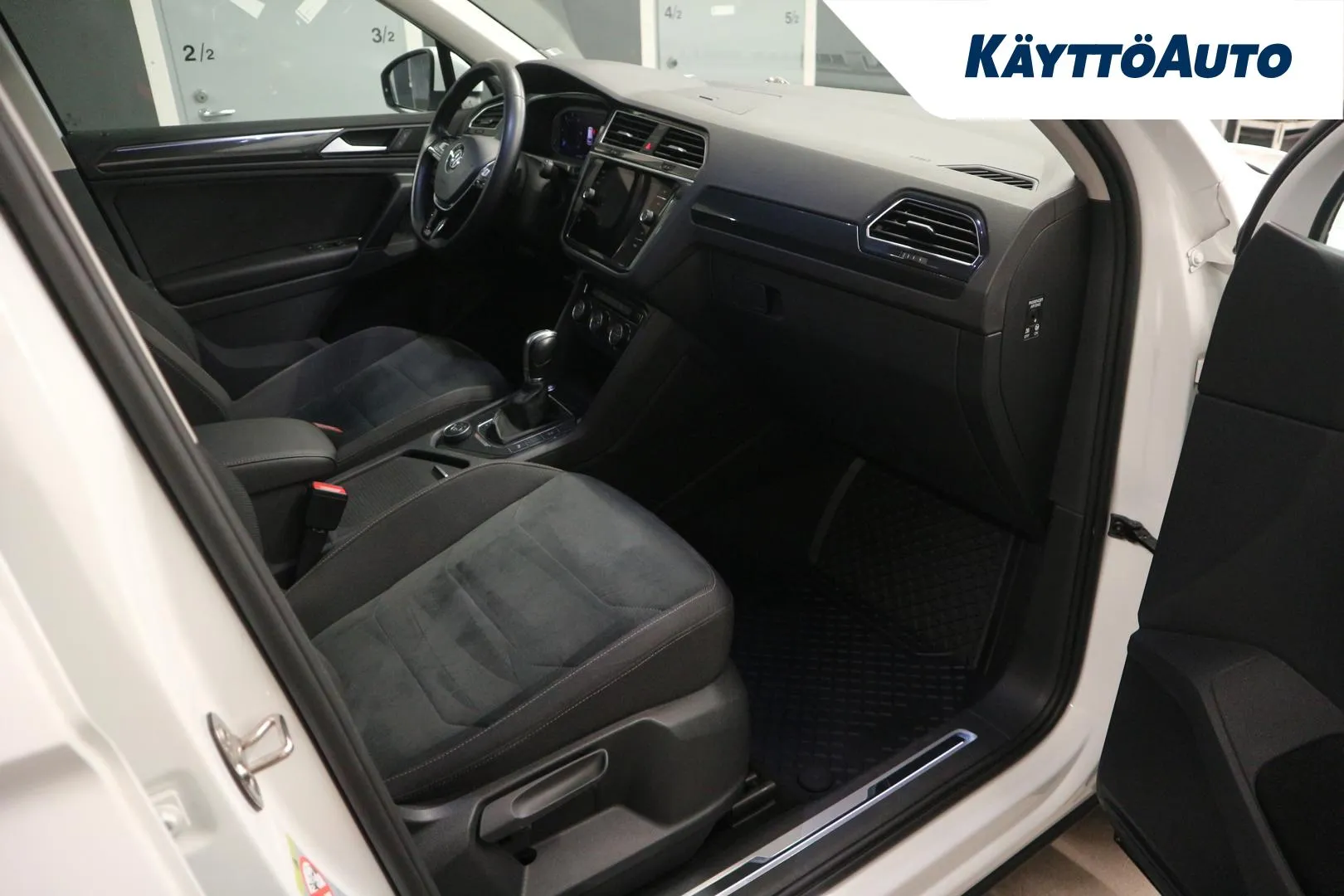 VOLKSWAGEN Tiguan YLA-153 carousel image