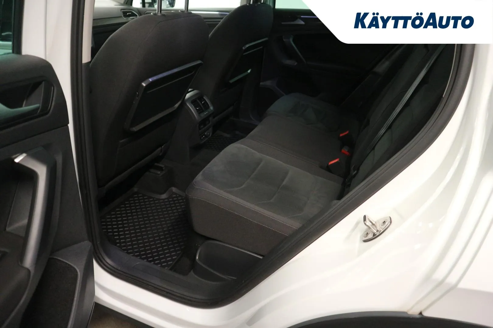 VOLKSWAGEN Tiguan YLA-153 carousel image