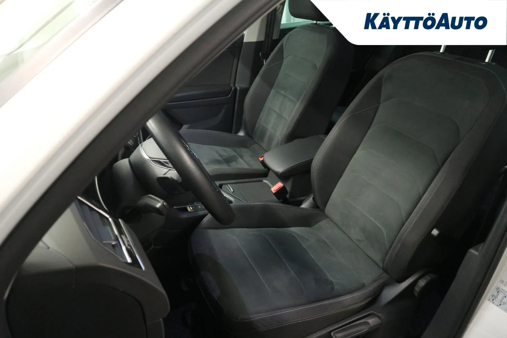VOLKSWAGEN Tiguan YLA-153 carousel image