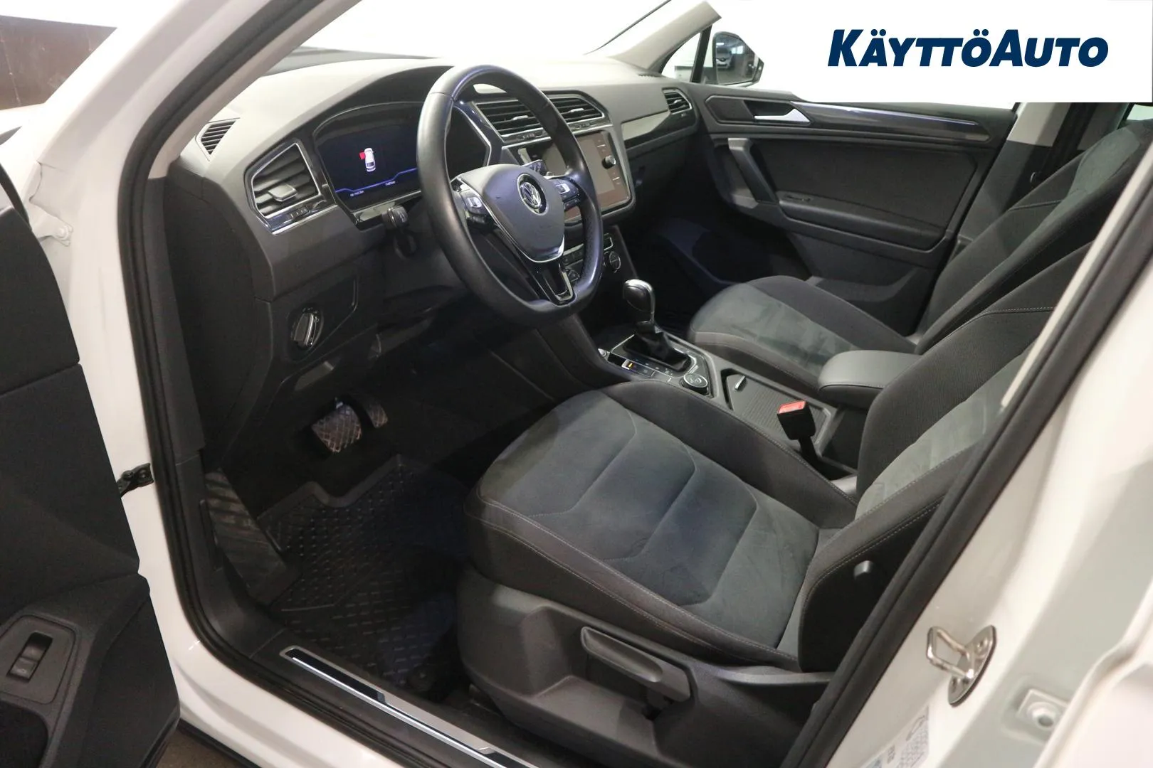 VOLKSWAGEN Tiguan YLA-153 carousel image