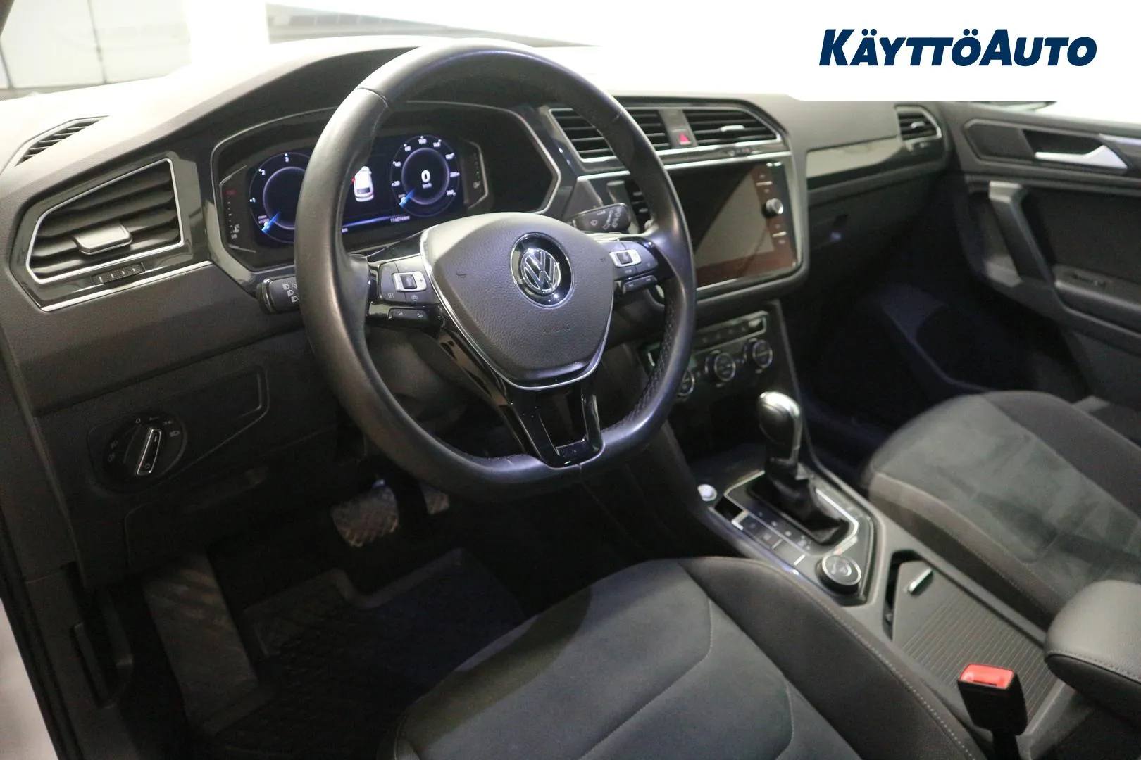 VOLKSWAGEN Tiguan YLA-153 carousel image