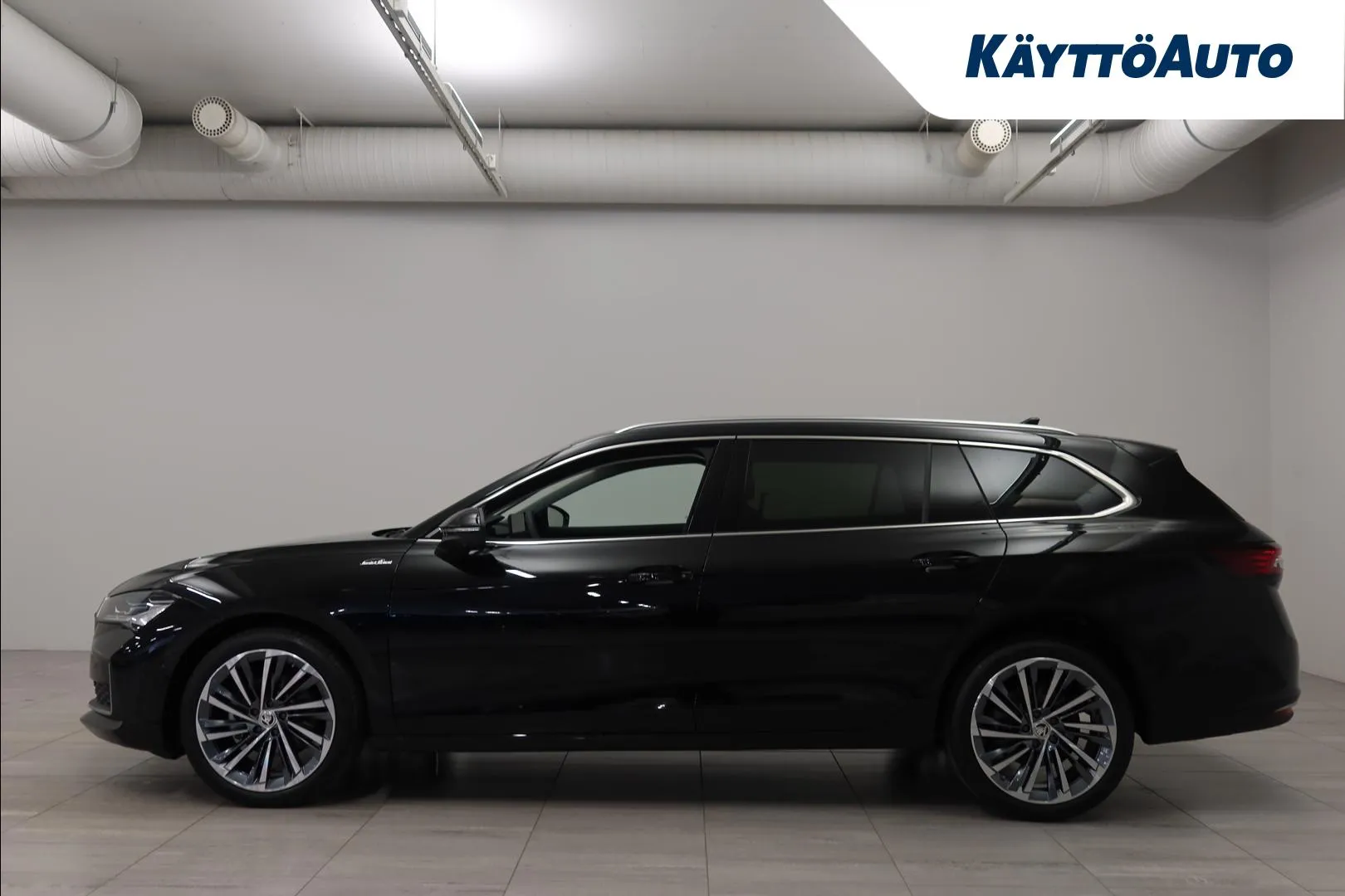 Skoda Superb YXX-247 carousel image