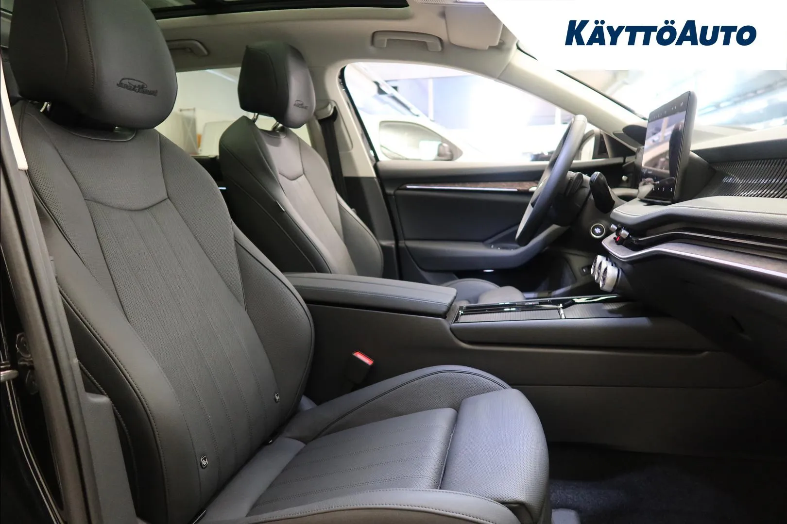 Skoda Superb YXX-247 carousel image