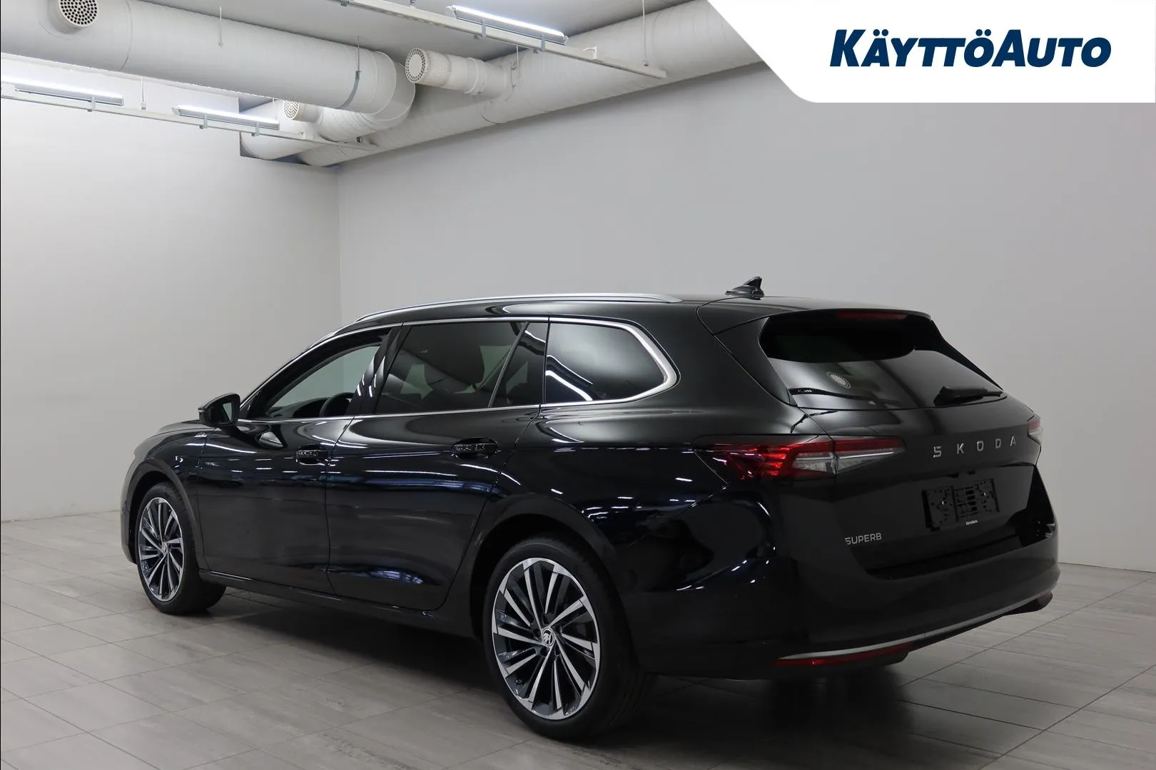 Skoda Superb YXX-247 carousel image