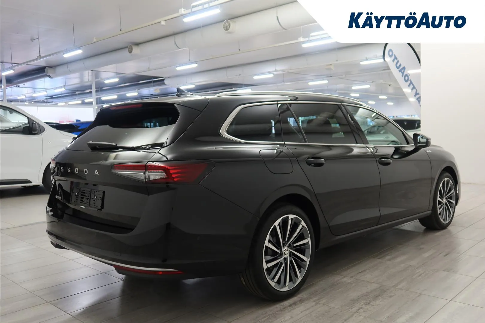 Skoda Superb YXX-247 carousel image