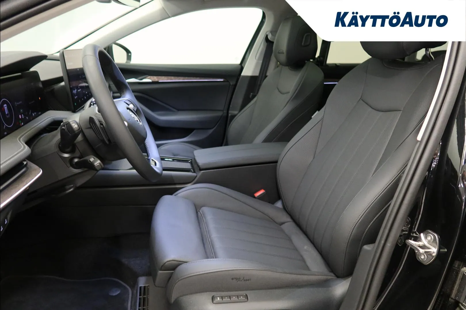 Skoda Superb YXX-247 carousel image