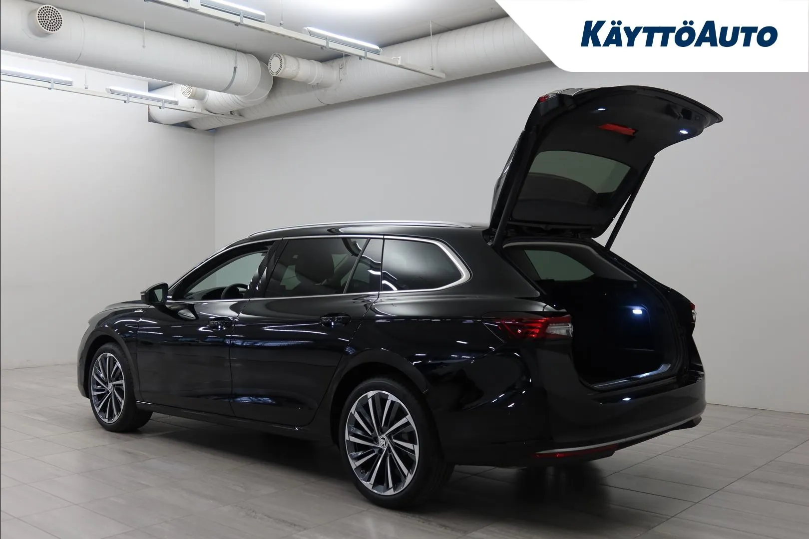 Skoda Superb YXX-247 carousel image
