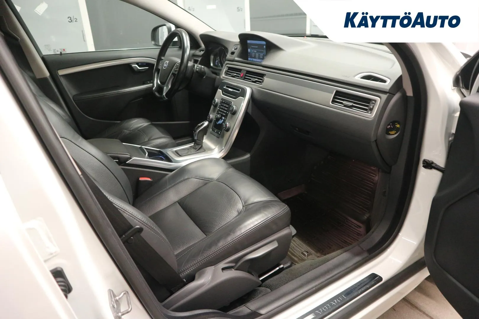 VOLVO V70 FLE-112 carousel image