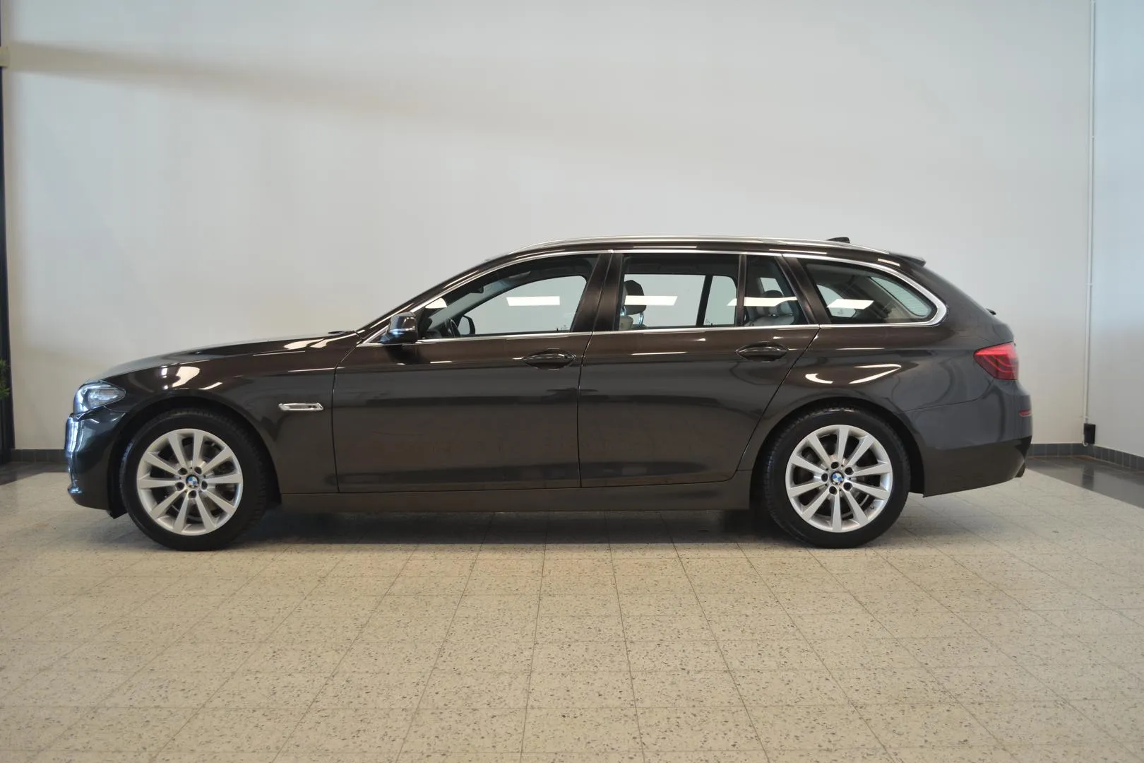 BMW 520 NLV-176 carousel image