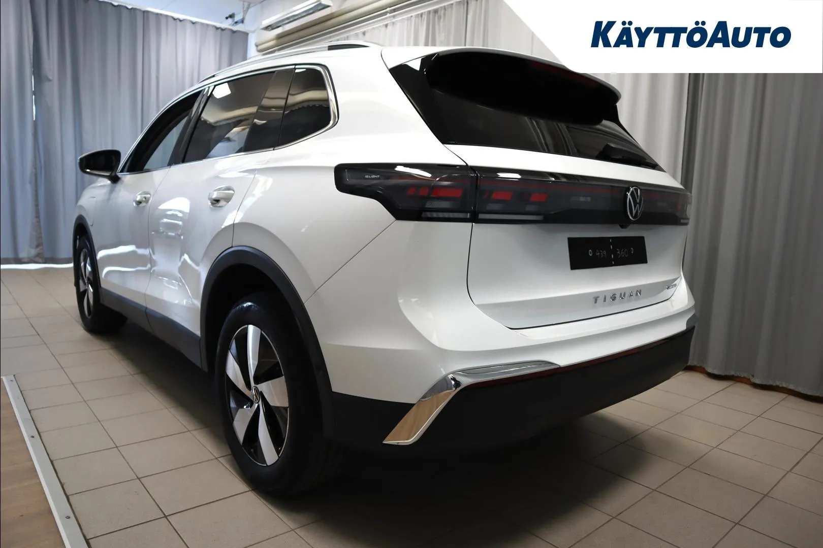 Volkswagen Tiguan JOB-817 carousel image