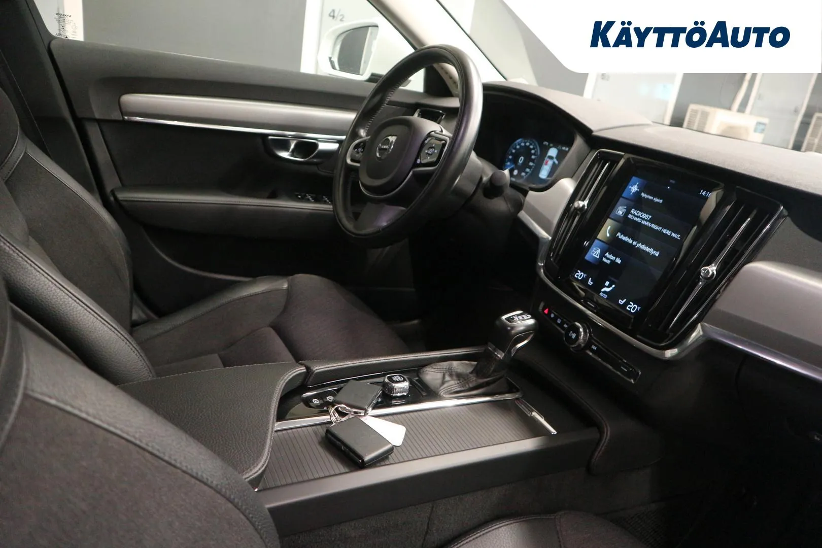 VOLVO S90 YKA-967 carousel image