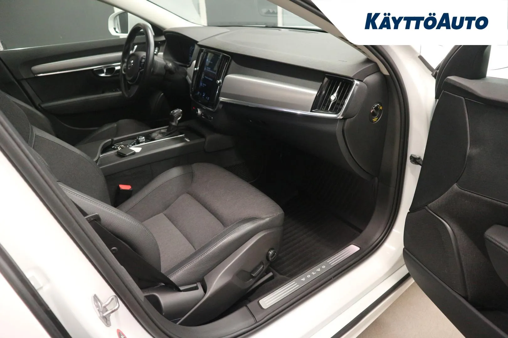VOLVO S90 YKA-967 carousel image