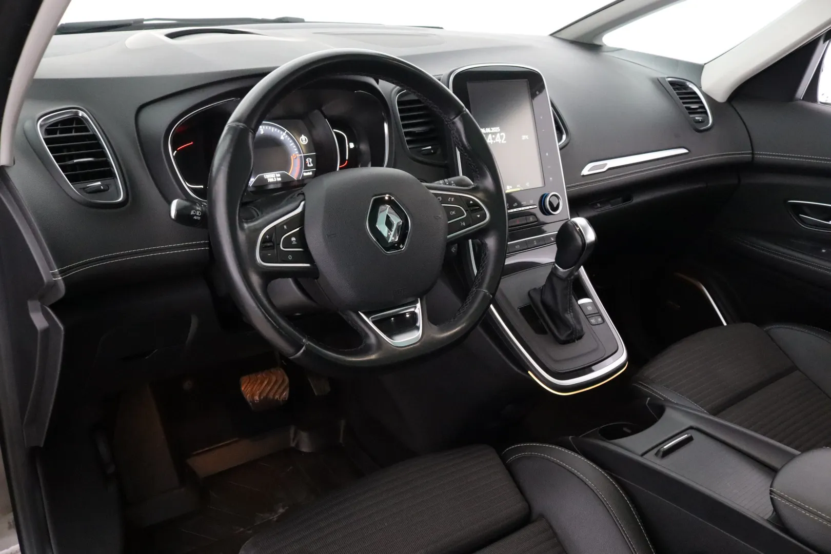 RENAULT Grand Scenic KSO-429 carousel image