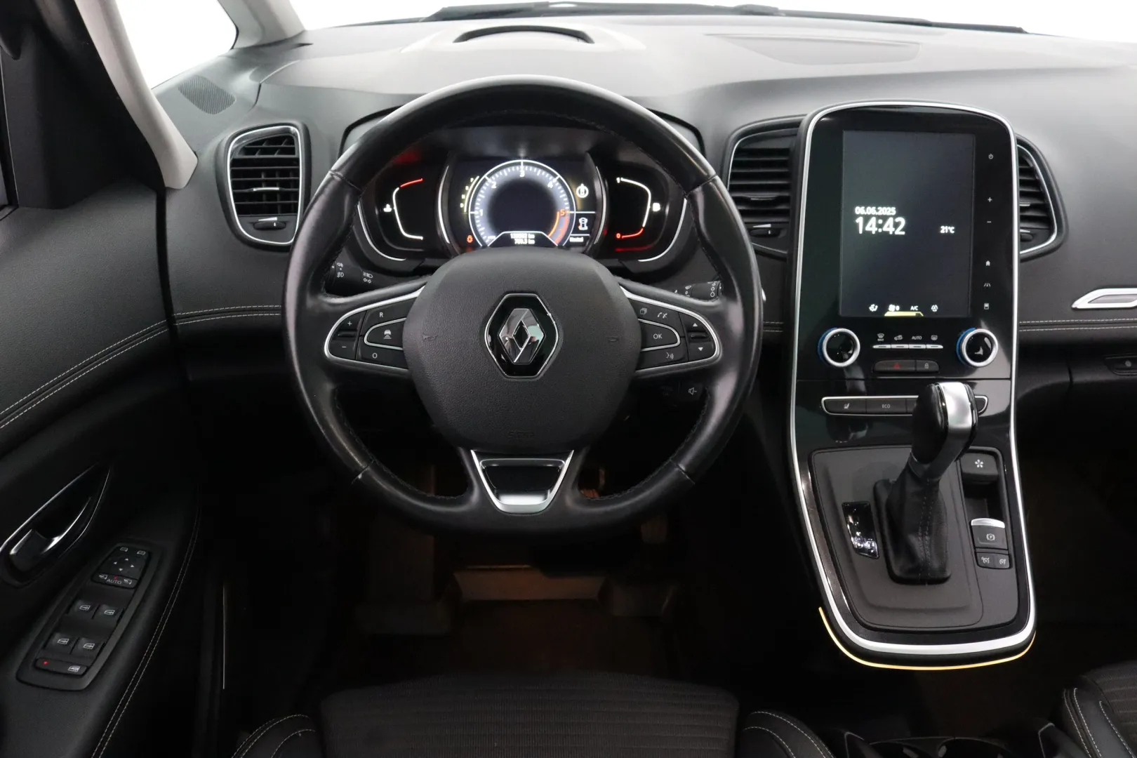 RENAULT Grand Scenic KSO-429 carousel image