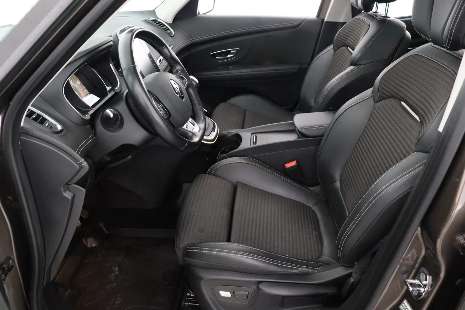 RENAULT Grand Scenic KSO-429 carousel image