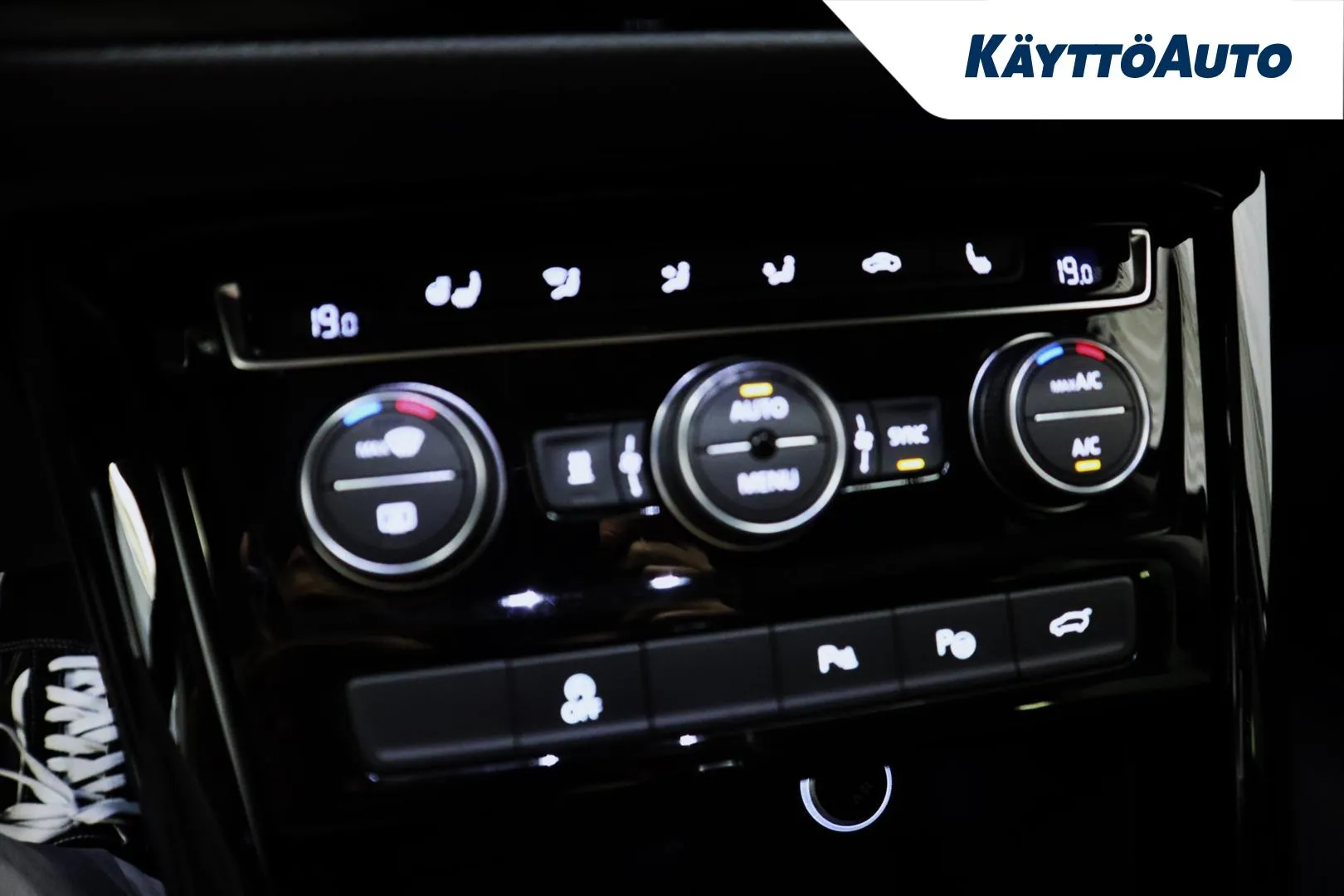 VOLKSWAGEN Touran BXK-286 carousel image
