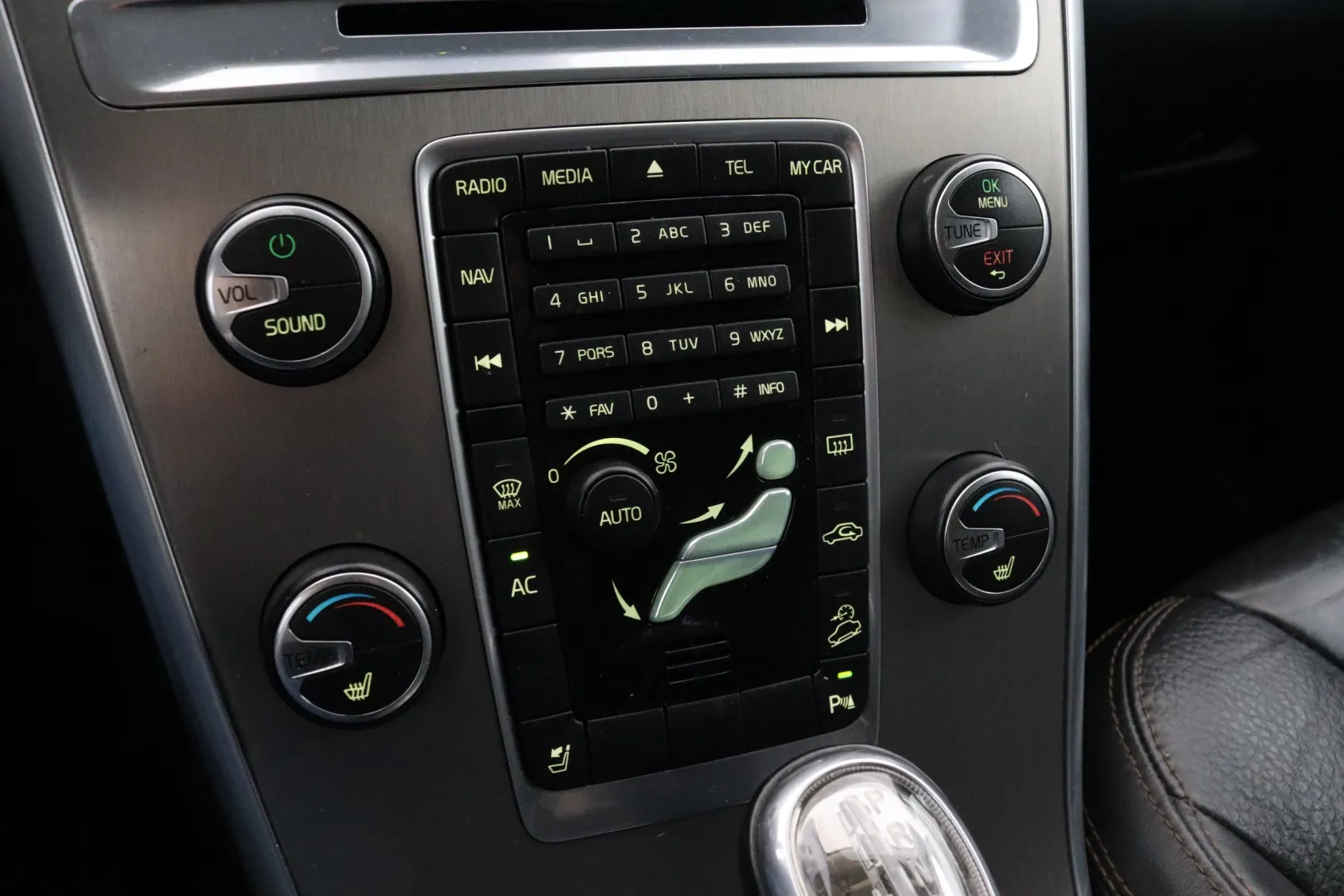 VOLVO XC60 ZKB-456 carousel image